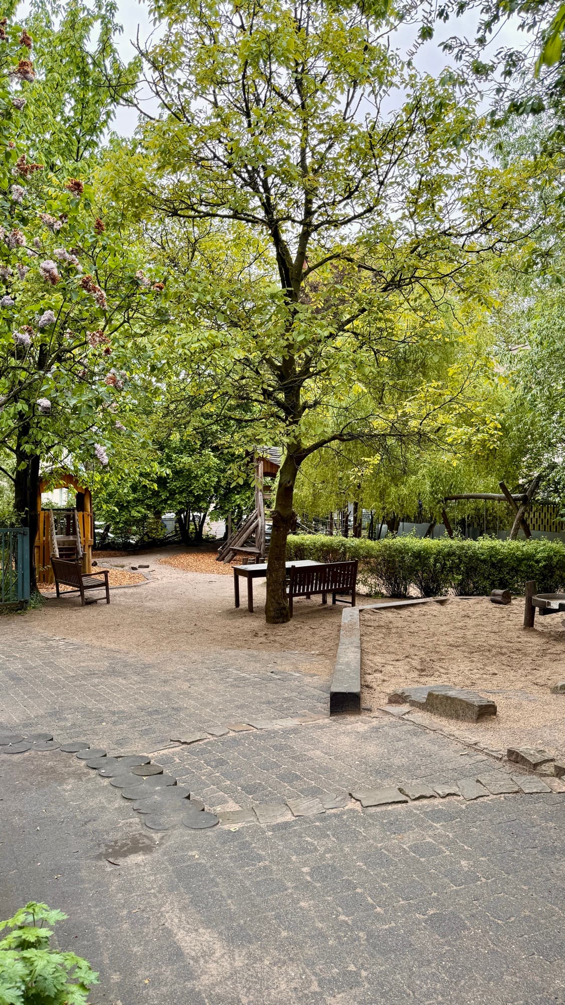 Spielplatz und Grünfläche